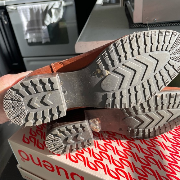 Beautiful boots - Picture 2 of 4